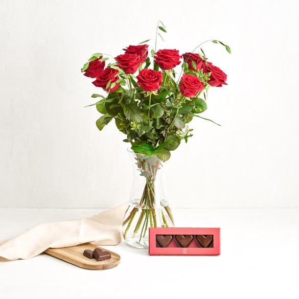 De røde roser med marcipanhjerter